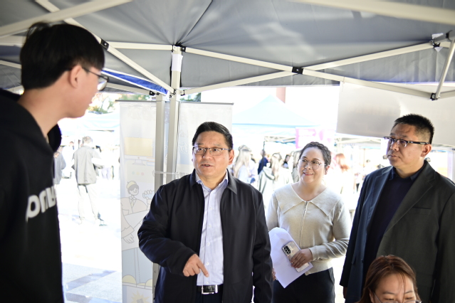 浦黄忠与企业代表交流